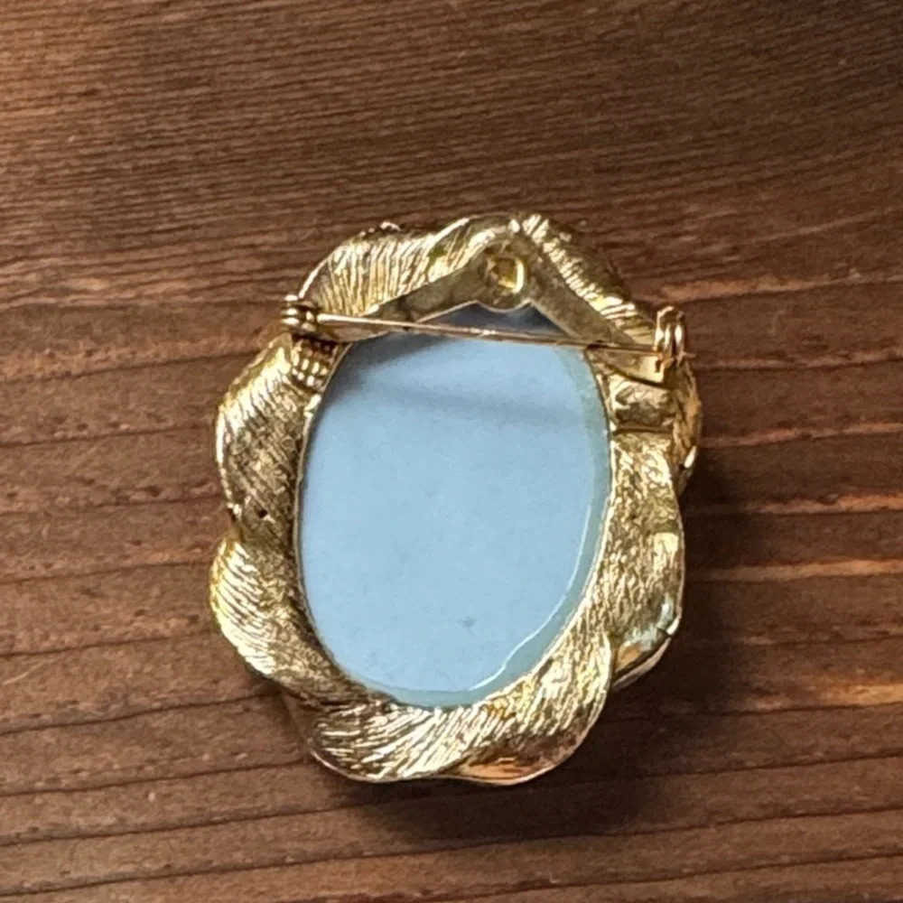 Vintage Gold and Blue Cameo Brooch - Picture 5 of 7